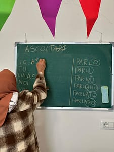 Una stidentessa che scrive alla lavagna